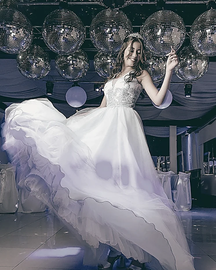 Vestido girando bajo las esferas espejadas