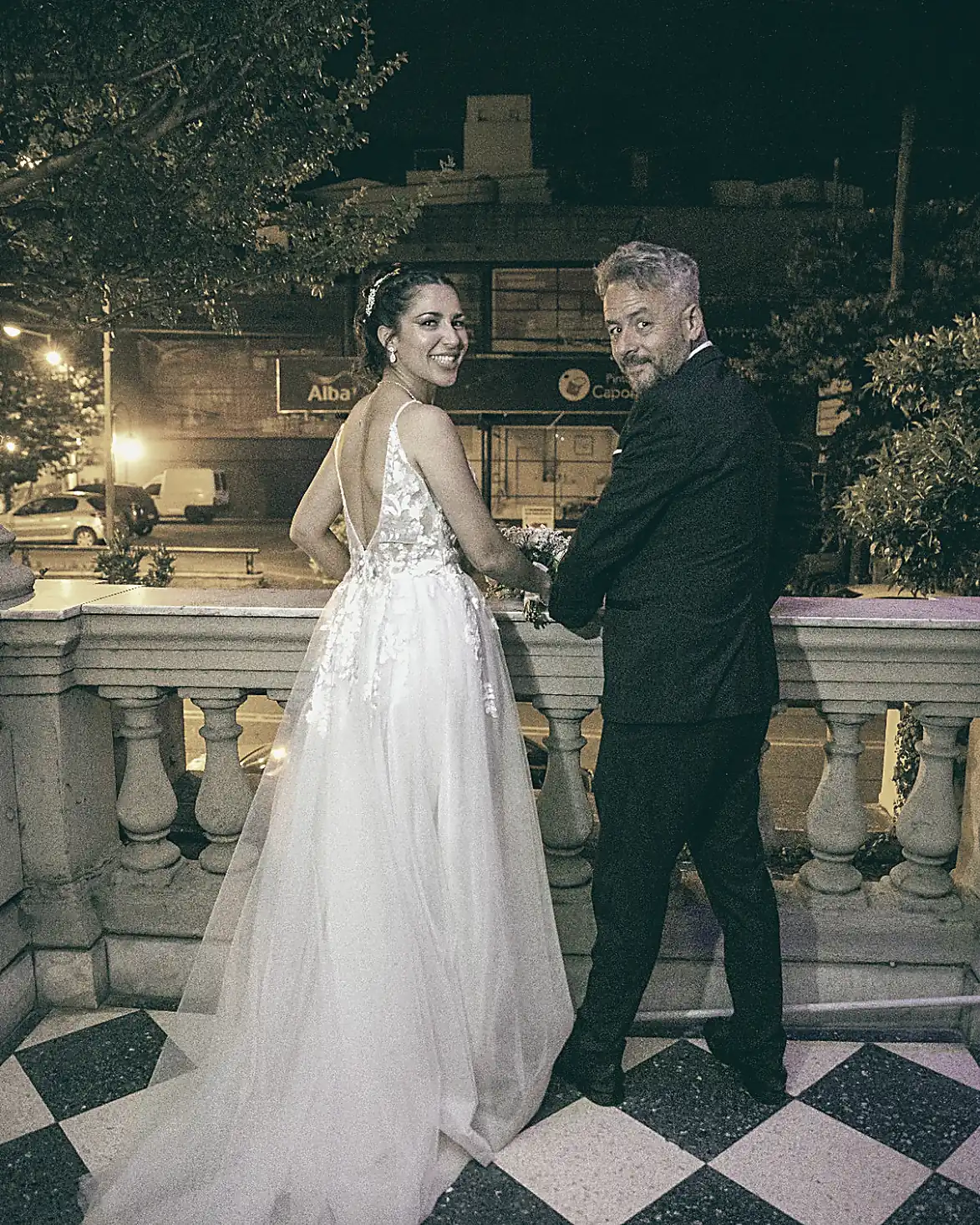 Pareja bailando sobre el piso ajedrezado, balcón de la casona
